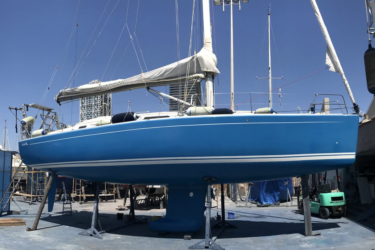 Annual sailboat maintenance: Bella Ciao to the shipyard