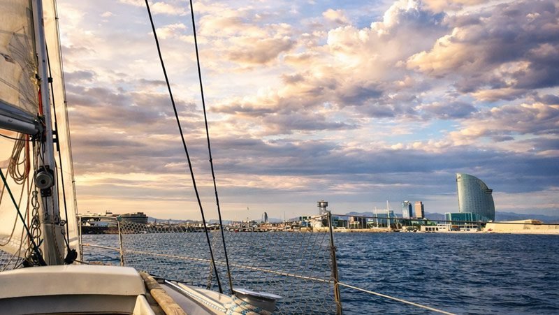 Guides & Tips for Sailing Barcelona